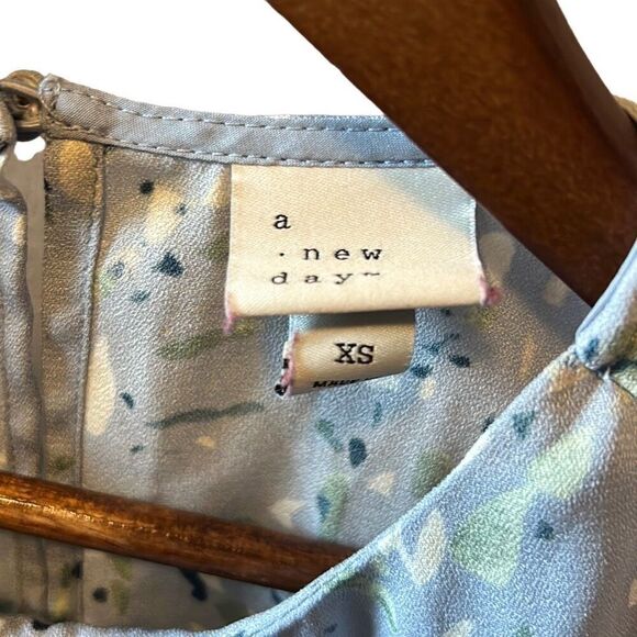 A New Day Sleeveless Top XS Blue Green White Abstract Print Blouse - Picture 2 of 5